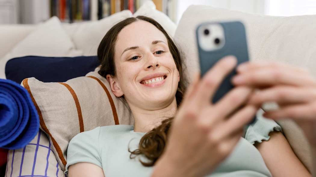 Opiskelija selaa puhelintaan