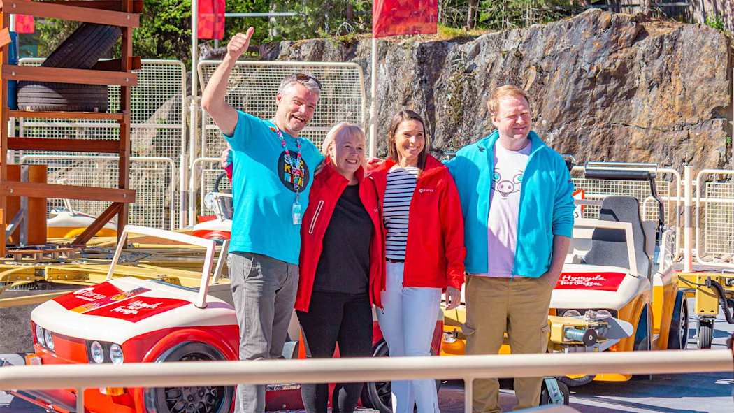 Särkänniemen ja Turvan edustajat Drifti-laitteen edustalla