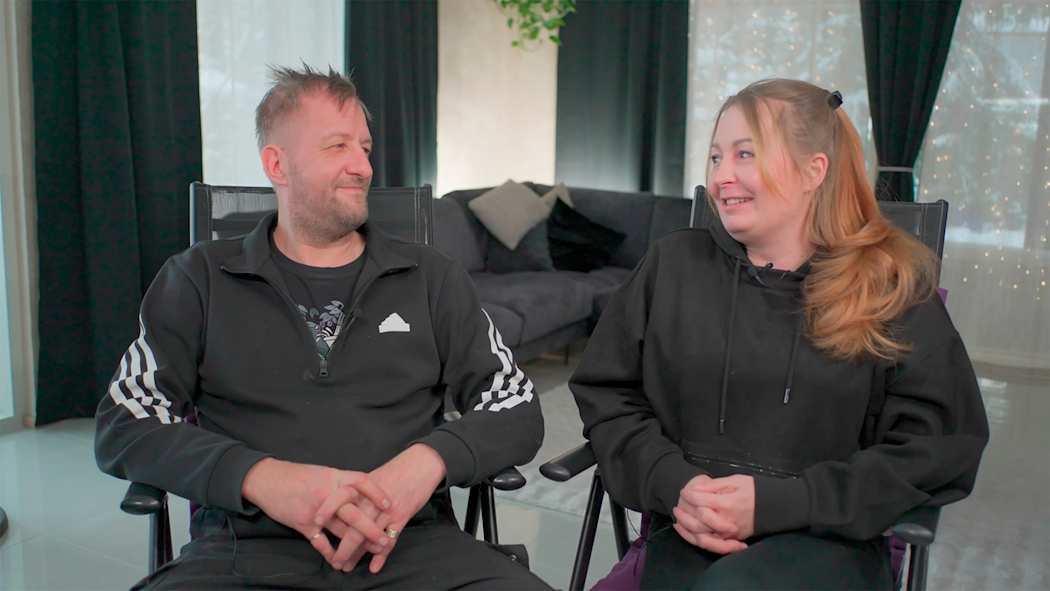 Pasi ja Noora Hailla uudessa kodissaan tulipalon jälkeen