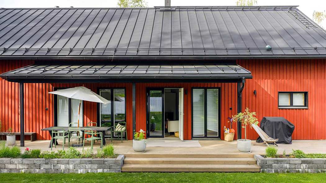 Yksitasoisen puutalon takapiha ja terassi