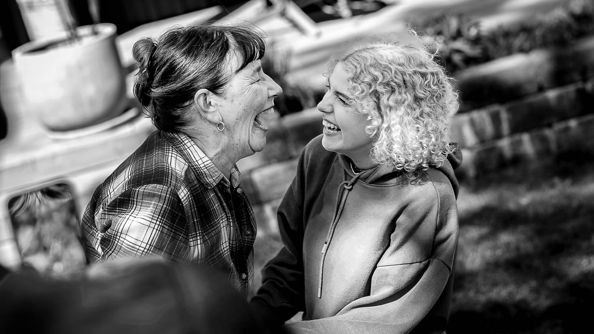 Seniori ja nuori nauravat yhdessä.