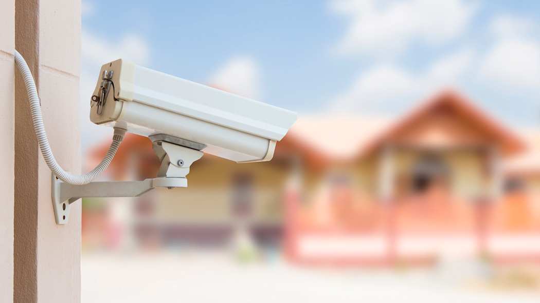 Valvontakamera rakennuksen edessä.