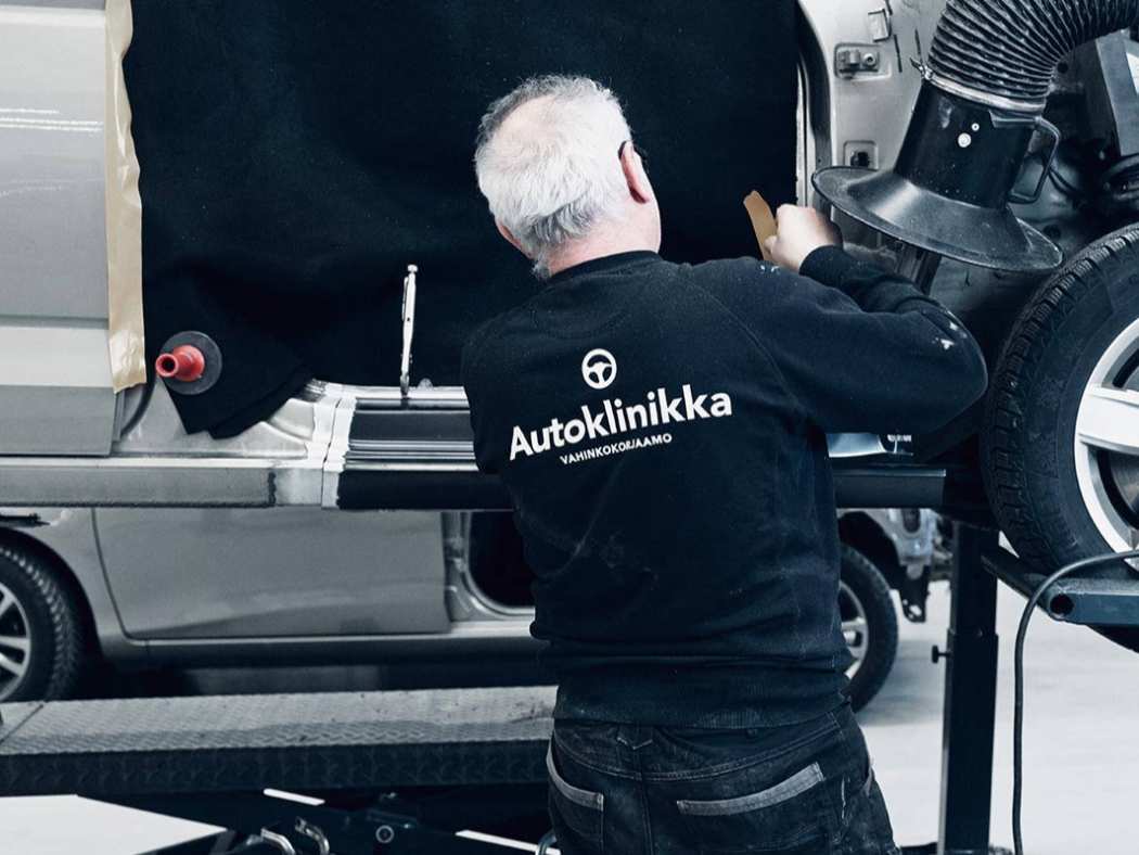 Mies korjaa autoa Turvan vastuullisella korjaamokumppanilla Autoklinikalla.