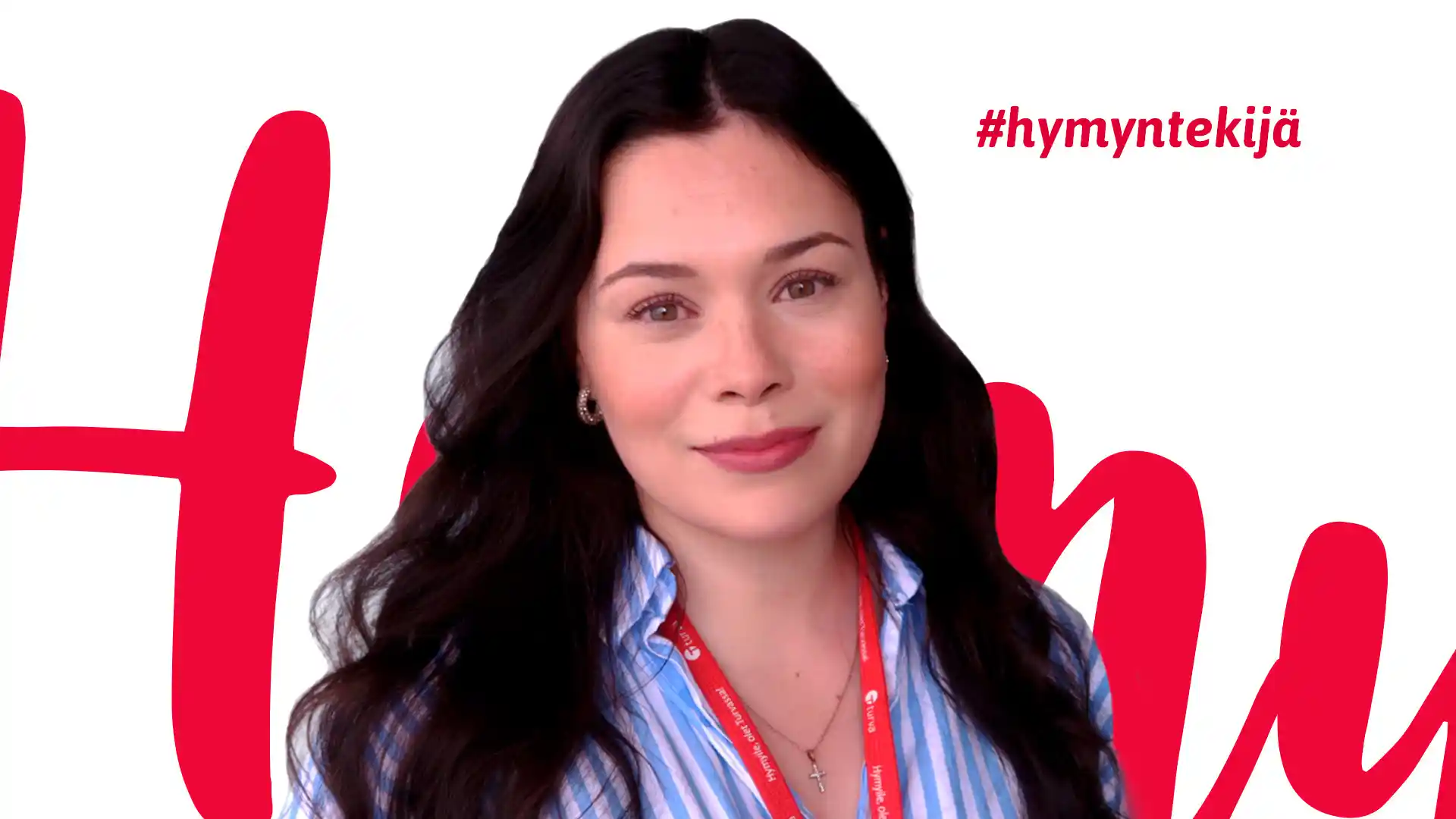 Tarinaan haastateltu Turvan työntekijä Noora Kautonen hymyilee. Kuvan taustassa lukee #hymyntekijä.