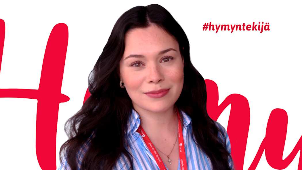 Tarinaan haastateltu Turvan työntekijä Noora Kautonen hymyilee. Kuvan taustassa lukee #hymyntekijä.