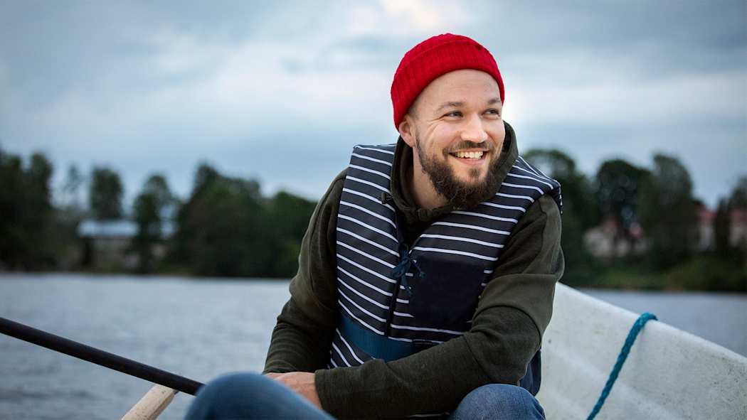 Mies soutuveneellä