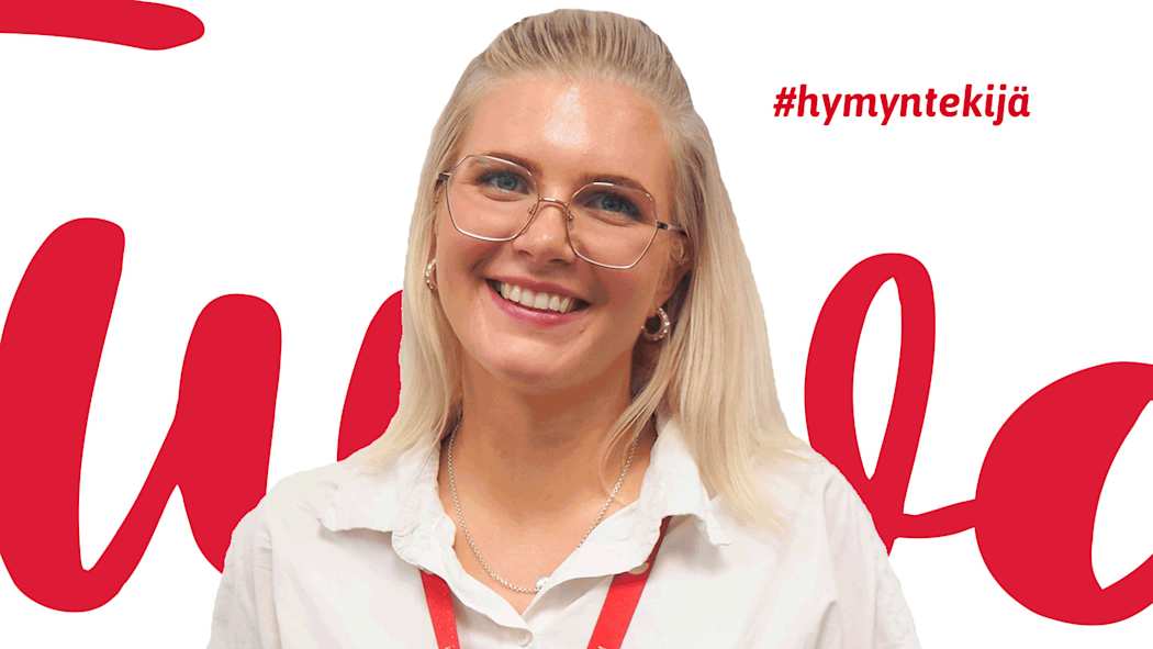Tarinaan haastateltu Turvan työntekijä Sanni Piitulainen hymyilee. Kuvan taustassa lukee #hymyntekijä.
