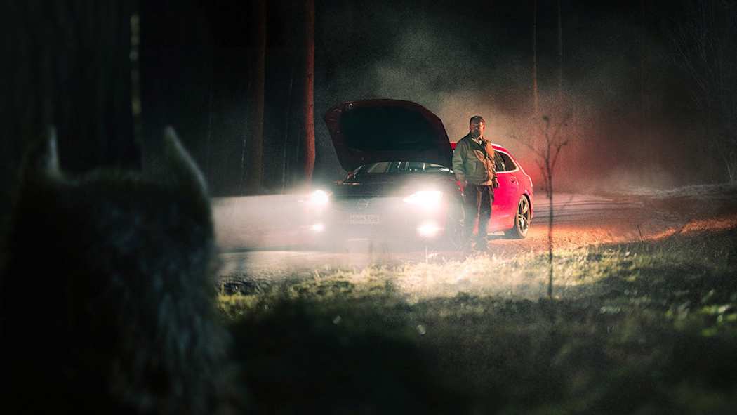 Jännän paikan liikenteen brändikuva, jossa autoilija on jäänyt iltahämärässä tien varteen